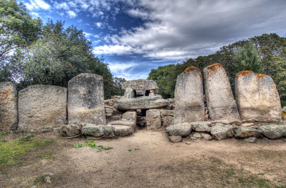 Nuraghe, Siti archeologici e Tombe dei giganti