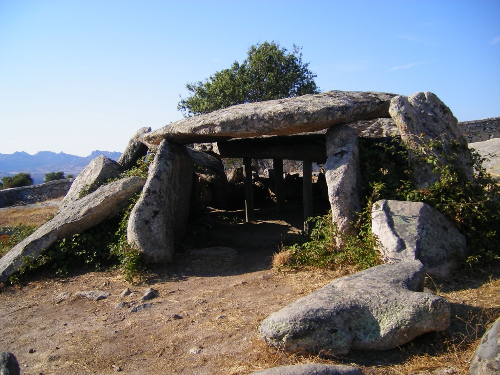 Dolmen di Ladas · Luras